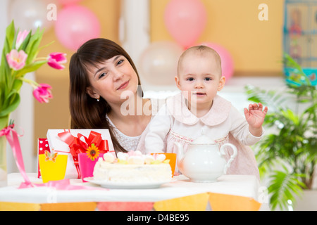 Petite fille et sa mère célébrer anniversaire noël. L'accent à bébé. Banque D'Images