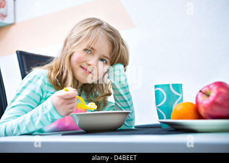 Young Girl eating cornflakes du bol Banque D'Images