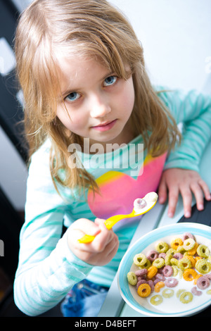 Young Girl eating cornflakes du bol Banque D'Images