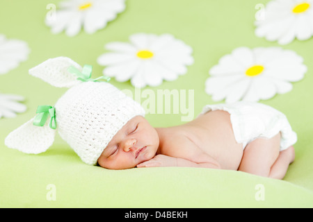 Naissance bebe Fille dormir sur pré vert parmi les fleurs Banque D'Images