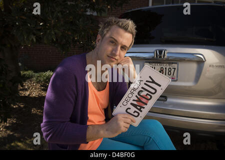 3 février 2013 - Atlanta, GA - CYRUS GILBERT, un homme ouvertement gay à Atlanta, montre une version fantaisie d'un ''GAYGUY'' plaque personnalisée que la Géorgie ont refusé d'approuver. .Cyrus a poursuivi l'état de Géorgie, en faisant valoir ses droits ont été violés dans sa quête d'une plaque d'immatriculation vanité. ''Tout les gens ont toutes sortes de plaques d'immatriculation vanité personnalisés reflétant leurs affiliations et identités,'' explique Gilbert. Apparemment, l'identité homosexuelle n'a pas effectuer la coupe en Géorgie, il a dit..Deux autres plaques il demandé ont également rejeté : ''4GAYLIB'' et ''GAYPWR.''.Certains mes Banque D'Images