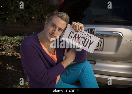 3 février 2013 - Atlanta, GA - CYRUS GILBERT, un homme ouvertement gay à Atlanta, montre une version fantaisie d'un ''GAYGUY'' plaque personnalisée que la Géorgie ont refusé d'approuver. .Cyrus a poursuivi l'état de Géorgie, en faisant valoir ses droits ont été violés dans sa quête d'une plaque d'immatriculation vanité. ''Tout les gens ont toutes sortes de plaques d'immatriculation vanité personnalisés reflétant leurs affiliations et identités,'' explique Gilbert. Apparemment, l'identité homosexuelle n'a pas effectuer la coupe en Géorgie, il a dit..Deux autres plaques il demandé ont également rejeté : ''4GAYLIB'' et ''GAYPWR.''.Certains mes Banque D'Images