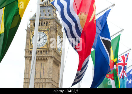 11 mars 2013. London UK. Drapeaux de la Communauté s'affichent dans la place du Parlement. Le Jour du Commonwealth est célébré dans tout le Commonwealth sur le deuxième lundi de mars que 54 pays du Commonwealth moderne inscrivez-vous dans la célébration de l'liens qu'ils partagent comme membres . La célébration de la Journée du Commonwealth est assisté par Sa Majesté la Reine, le premier ministre, les hauts commissaires, et d'autres personnalités et plus de 1 000 écoliers. Banque D'Images