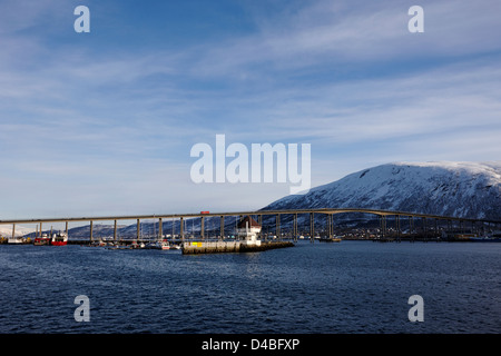 Port de Tromso et le pont en direction de la montagne nordfjellet troms Norvège europe Banque D'Images