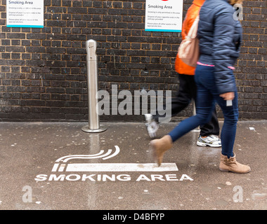 Fumeurs affiche à l'extérieur de la gare de Paddington, Londres, Angleterre Banque D'Images