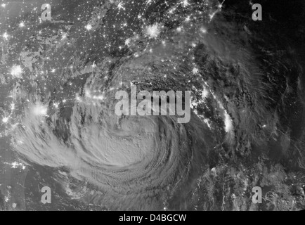 La tempête tropicale Isaac par nuit Banque D'Images