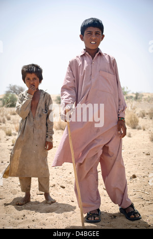 Deux jeunes éleveurs de chèvres posent pour leur portrait dans le désert du Rajasthan, Inde. Banque D'Images