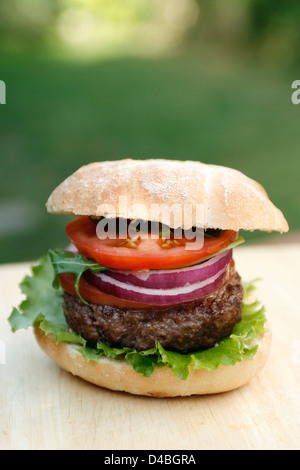 Hamburger fait maison en rouleau ciabatta Banque D'Images