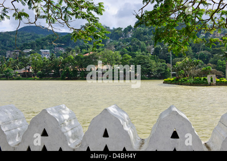 Le lac de Kandy, Temple de la dent, Kandy,Palais Royal,côté lac Résidences, hôtels, près de Colombo, Sri Lanka, Ceylan Banque D'Images