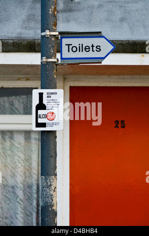 Signe extérieur d'une propriété de l'estran à Norfolk, au Royaume-Uni. Espace toilettes et pas d'alcool. Banque D'Images