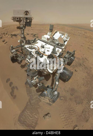 le rover Curiosity de la NASA a capturé un autoportrait en utilisant sa caméra montée sur le bras sur la surface martienne. L'image fournit un aperçu de l'emplacement du rover, du terrain environnant et des opérations d'exploration en cours, soutenant la recherche planétaire et les tests technologiques. Banque D'Images