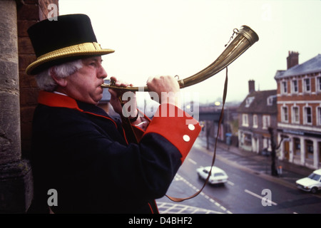 Robin Tubb crieur et bellman convoquant les roturiers en cour Hocktide annuel célébré la cérémonie personnalisée à Hungerford Berkshire England UK Banque D'Images