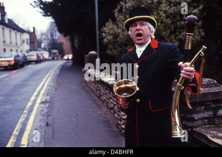 Robin Tubb crieur et bellman convoquant les roturiers en cour Hocktide annuel célébré la cérémonie personnalisée à Hungerford Berkshire England UK Banque D'Images