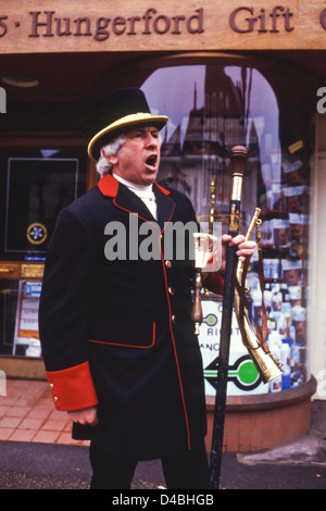 Robin Tubb crieur et bellman convoquant les roturiers en cour Hocktide annuel célébré la cérémonie personnalisée à Hungerford Berkshire England UK Banque D'Images