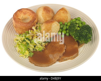 La traditionnelle le dimanche midi, rôti de boeuf aux légumes et sauce Yorkshire pudding, isolé contre fond blanc, pas de personnes Banque D'Images