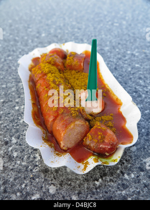 Currywurst - Allemand Bratwurst saucisses plat avec du ketchup et curry Banque D'Images