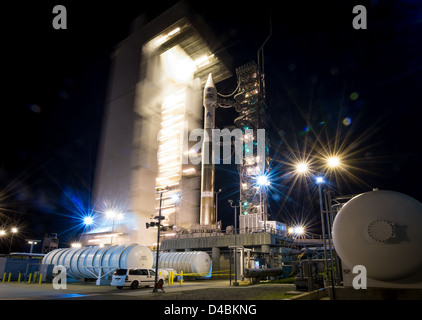 La Landsat Data Continuity Mission (LDCM) devait être lancée à la base aérienne de Vandenberg en Californie. La fusée Atlas V de l'United Launch Alliance (ULA) était prête à transporter le satellite sur orbite afin de continuer à fournir des données cruciales d'observation de la Terre grâce à des missions Landsat. Banque D'Images