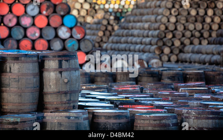 Pile de Whisky Oak barils sur le Speyside, en Écosse. Banque D'Images