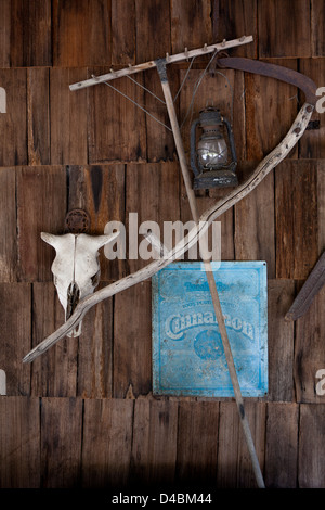 Un mur en bois avec quelques objets anciens qui s'accrochent à lui, Ashford, Washington, USA Banque D'Images