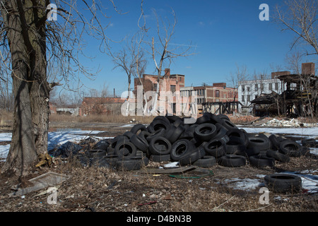 Detroit, Michigan - pneus abandonnés sur un terrain vague à côté de bâtiments abandonnés. Banque D'Images