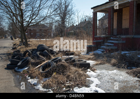 Detroit, Michigan - pneus usagés déversés sur une rue dans un quartier pauvre. Banque D'Images