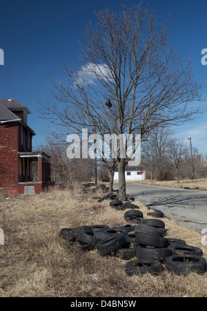 Detroit, Michigan - pneus usagés déversés sur une rue dans un quartier pauvre. Banque D'Images