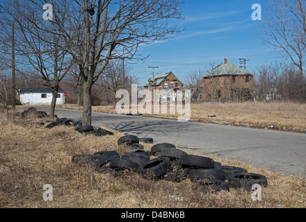 Detroit, Michigan - pneus usagés déversés sur une rue dans un quartier pauvre. Banque D'Images