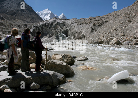 Un groupe de randonneurs sur les rives de la Bhagirathi, juste en dessous de Gaumukh. Banque D'Images