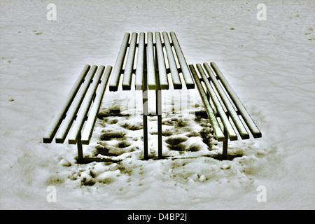 Table de pique-nique banc et couvert de neige, UK Banque D'Images