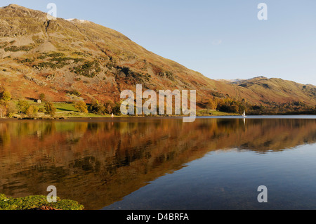 Un yacht de voile sur Ullswater, Lake District, Angleterre Banque D'Images