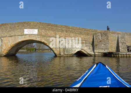 Canoë gonflable sur la rivière Thurne, Norfolk, avec Potter Heigham Bridge à venir, Broads National Park Banque D'Images