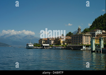 Les lacs italiens, Lac de Côme, Bellagio, Italie, juillet 2010. Traversier pour passagers arrive à Bellagio sur le lac de Côme, dans les lacs italiens. Banque D'Images