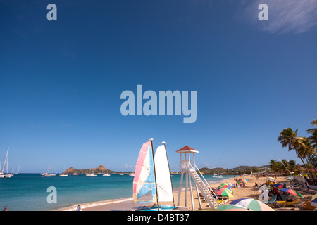 Une vue de la plage de Reduit et Pigeon Island sur l'île de St Lucia Banque D'Images