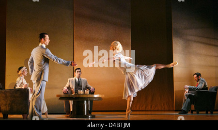 l-r: Hannah Bateman (Jordan Baker), Tobias Batley (Jay Gatsby), Giuliano Contadini (Nick Carraway), Martha LeeBolt (Daisy Buchanan), Kenneth Tindall (Tom Buchanan) dans LA GRANDE GATSBY présentée par Northern Ballet au Grand Theatre, Leeds, Angleterre en 2013 sur la base du roman de F Scott Fitzgerald Music: Richard Rodney Bennett set design: Jerome Kaplan costumes: David Nixon & Julie Anderson éclairage: Tim Mitchell chorégraphie et direction: David Nixon co-direction: Patricia Doyle Banque D'Images