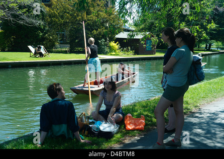 En barque, rivière Cam Cambridge Cambridge,Angleterre,mai 2010. Les étudiants et les barques à la détente près de la rivière Cam, Cambridge. Banque D'Images