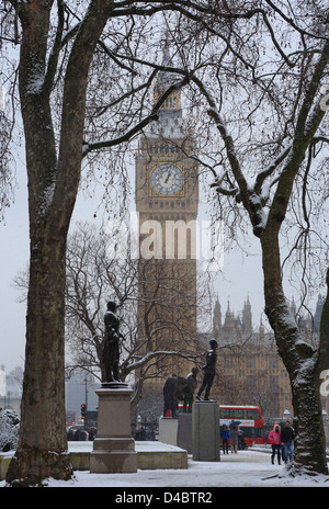 Big Ben sur la place du Parlement dans un hiver enneigé, scène, à Londres, en Angleterre, Royaume-Uni Banque D'Images