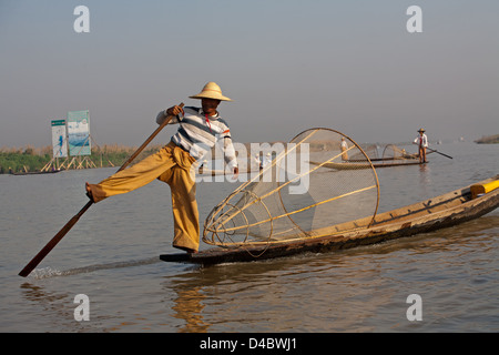 Pêche pêcheur ethnie Intha sur le lac Inle, Myanmar (Birmanie) Banque D'Images