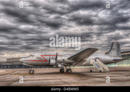 Un Douglas DC-4 d'un avion à l'aéroport désaffecté de Tempelhof à Berlin Banque D'Images