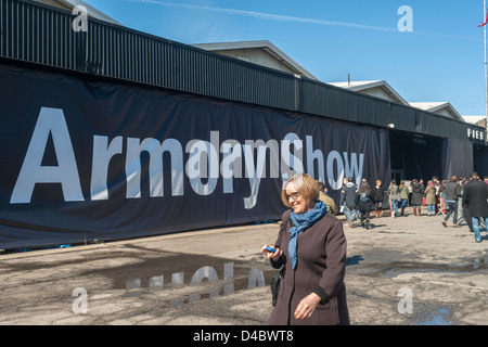 Artlovers entrer et quitter l'Armory Show sur Pier 94 à New York Banque D'Images