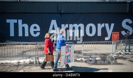 Artlovers entrer et quitter l'Armory Show sur Pier 94 à New York Banque D'Images