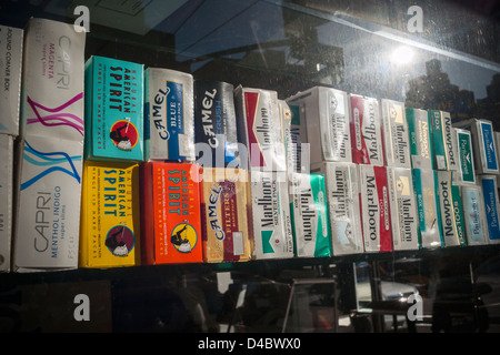 Cartouches de cigarettes dans la fenêtre d'une épicerie à New York le samedi 8 mars 2013. (© Richard B. Levine) Banque D'Images