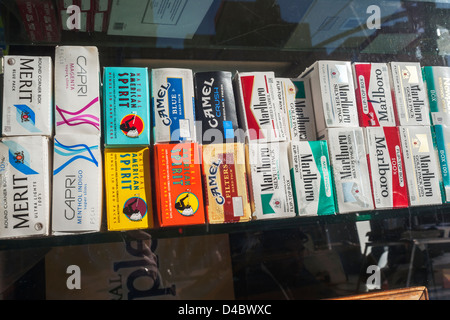 Cartouches de cigarettes dans la fenêtre d'une épicerie à New York le samedi 8 mars 2013. (© Richard B. Levine) Banque D'Images