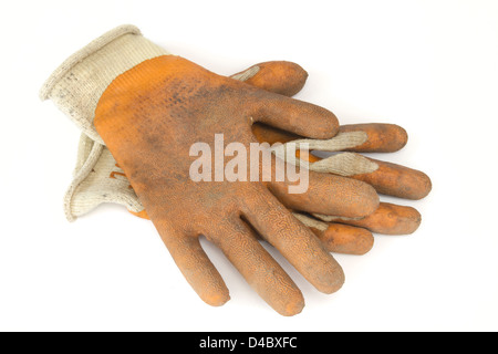 Paire de gants de jardinage sale et utilisé sur un fond blanc Banque D'Images
