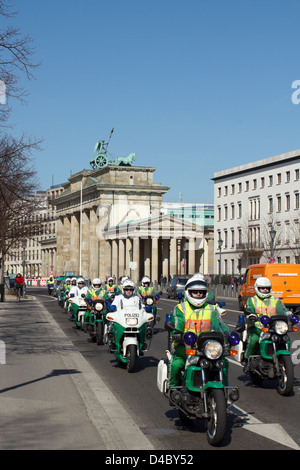 Berlin, Allemagne, dans le convoi de police l'Ebert Strasse Banque D'Images