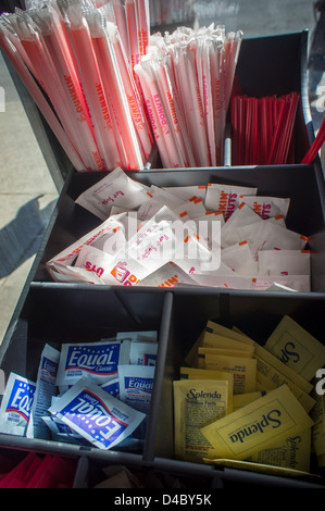 Les paquets de sucre et édulcorants artificiels sont vus dans un Dunkin Donuts à New York Banque D'Images