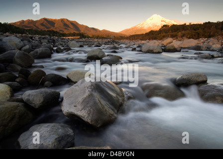 Coucher du soleil sur le Mt Taranaki de Stony River, North Island, New Zealand Banque D'Images