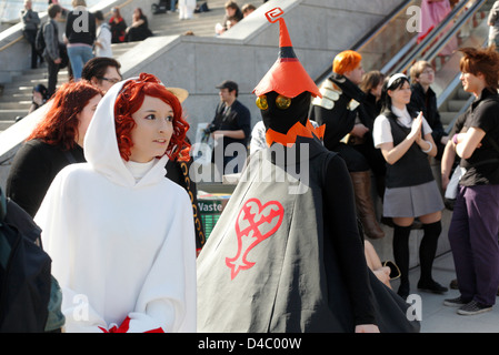 Leipzig, Allemagne, cosplayeurs dans le hall vitré de la convention center à la Foire du livre Banque D'Images