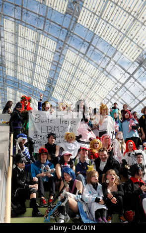 Leipzig, Allemagne, cosplayeurs dans le hall vitré de la convention center à la Foire du livre Banque D'Images