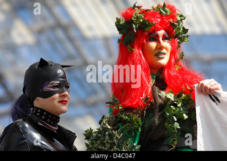 Leipzig, Allemagne, cosplayeurs dans le hall vitré de la convention center à la Foire du livre Banque D'Images