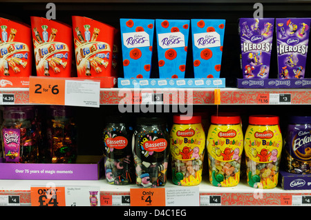 Boîtes de chocolats sur les étagères du supermarché Sainsbury à Noël Banque D'Images